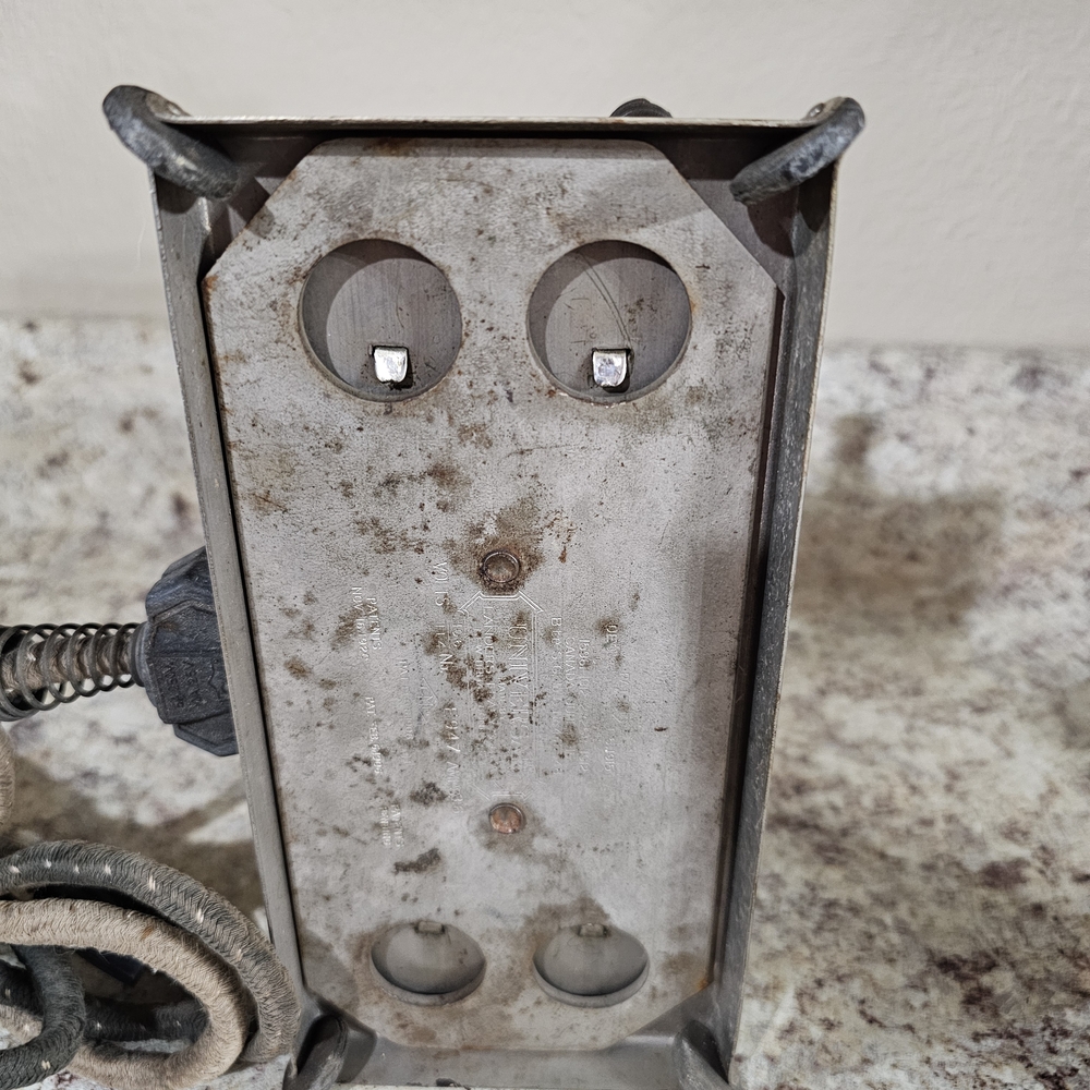 Vintage Metal Toaster With Slide Out Toast Holders - Picture 9 of 12